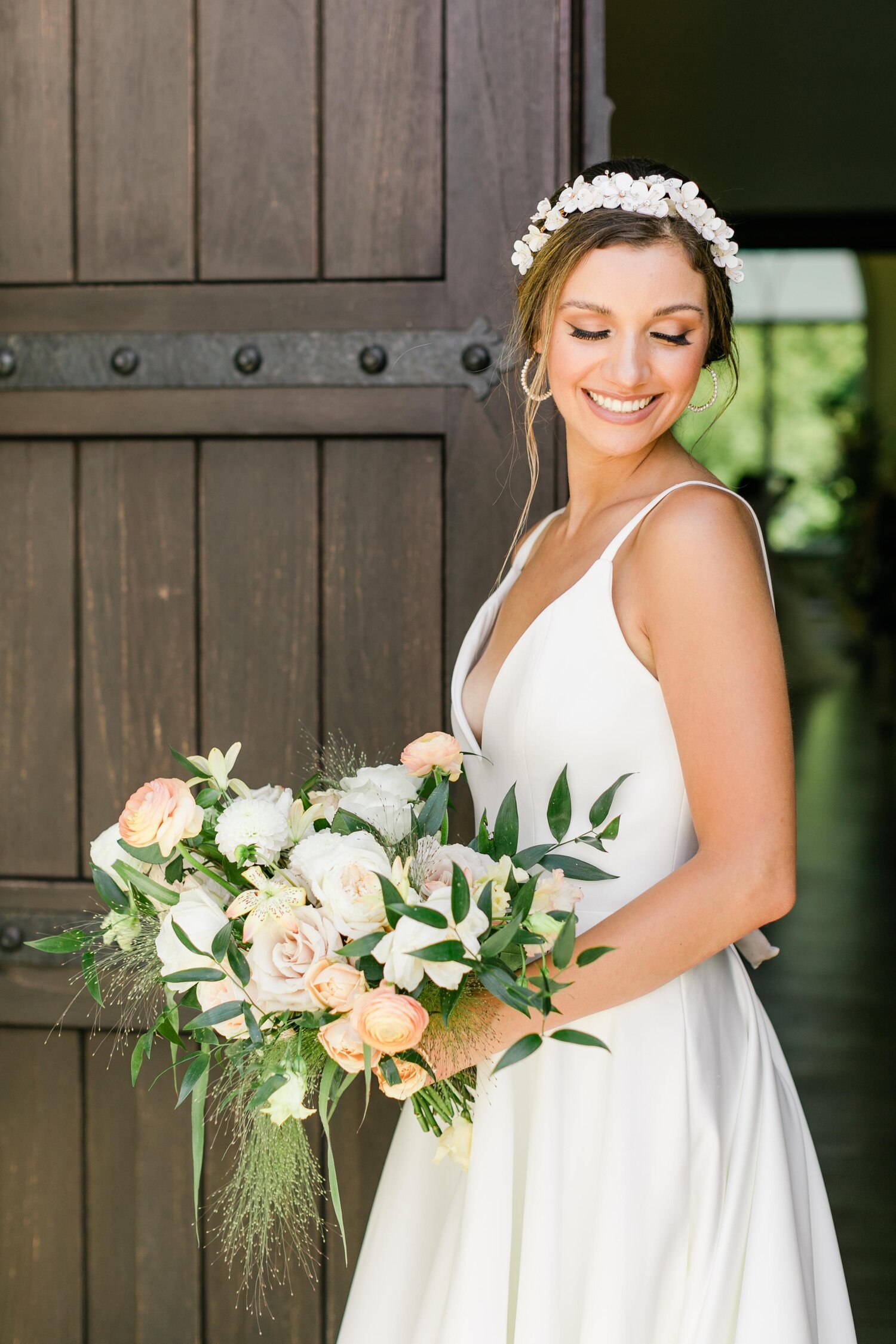 robe de mariée avec un bouquet de mariée
